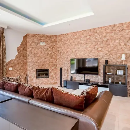 بيت للعطل Bright 3bdr House With Pool By Lovelystay *