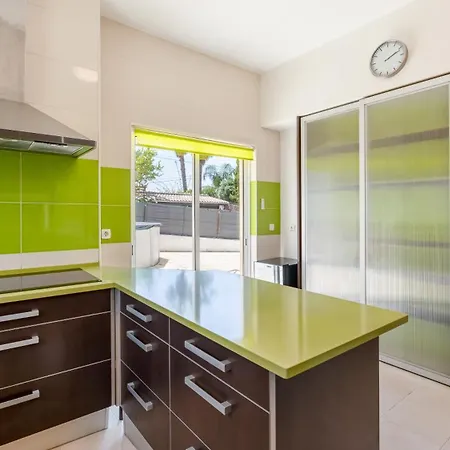 Bright 3bdr House With Pool By Lovelystay بيت للعطل بورتيماو